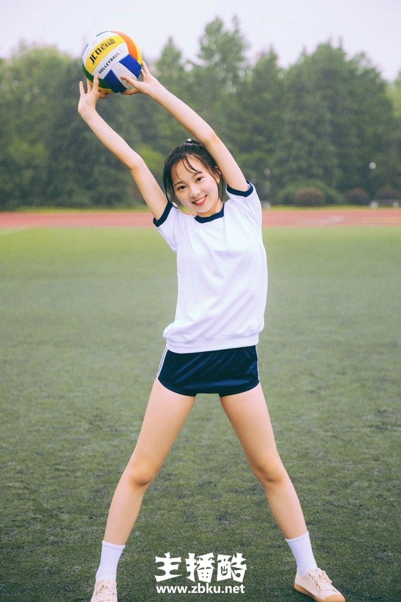 体育型美女高扎麻花辫挤眉弄眼肢体灵活操场运动图片