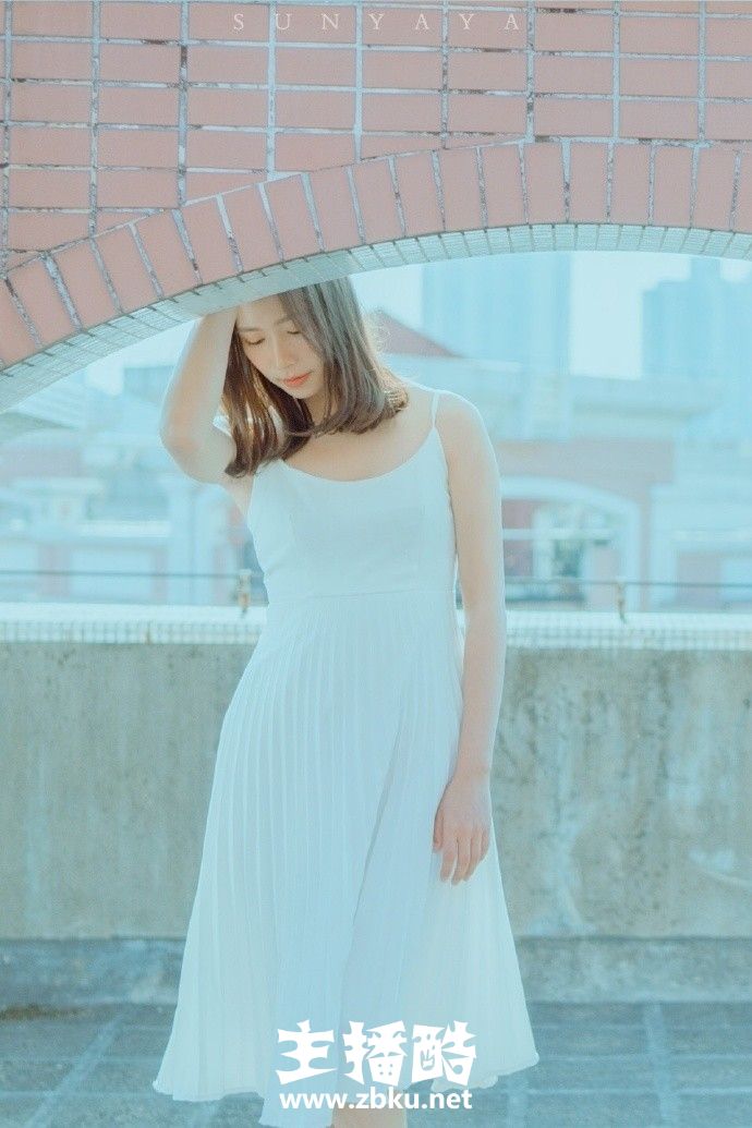 纯白吊带长裙美女鹅蛋脸白里透红身材苗条天台图片