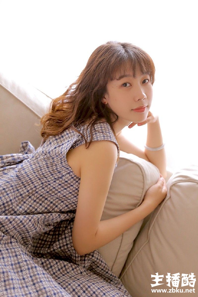 知性大方美女无袖连衣裙笑眼盈盈气质温柔躺沙发看书图片