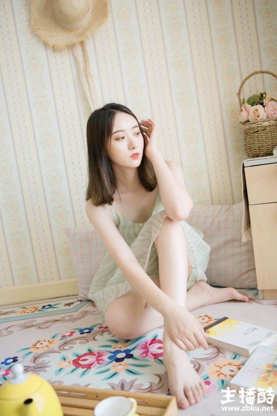 绿色纱裙美女小露锁骨齐肩短发红唇微张眼神迷离图片