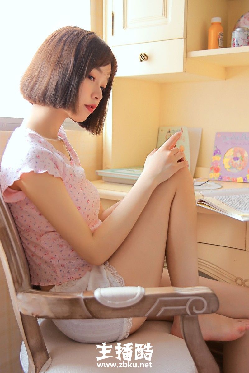 青涩草莓女孩粉嘟嘟脸蛋清爽短发超短裤秀大白腿图片
