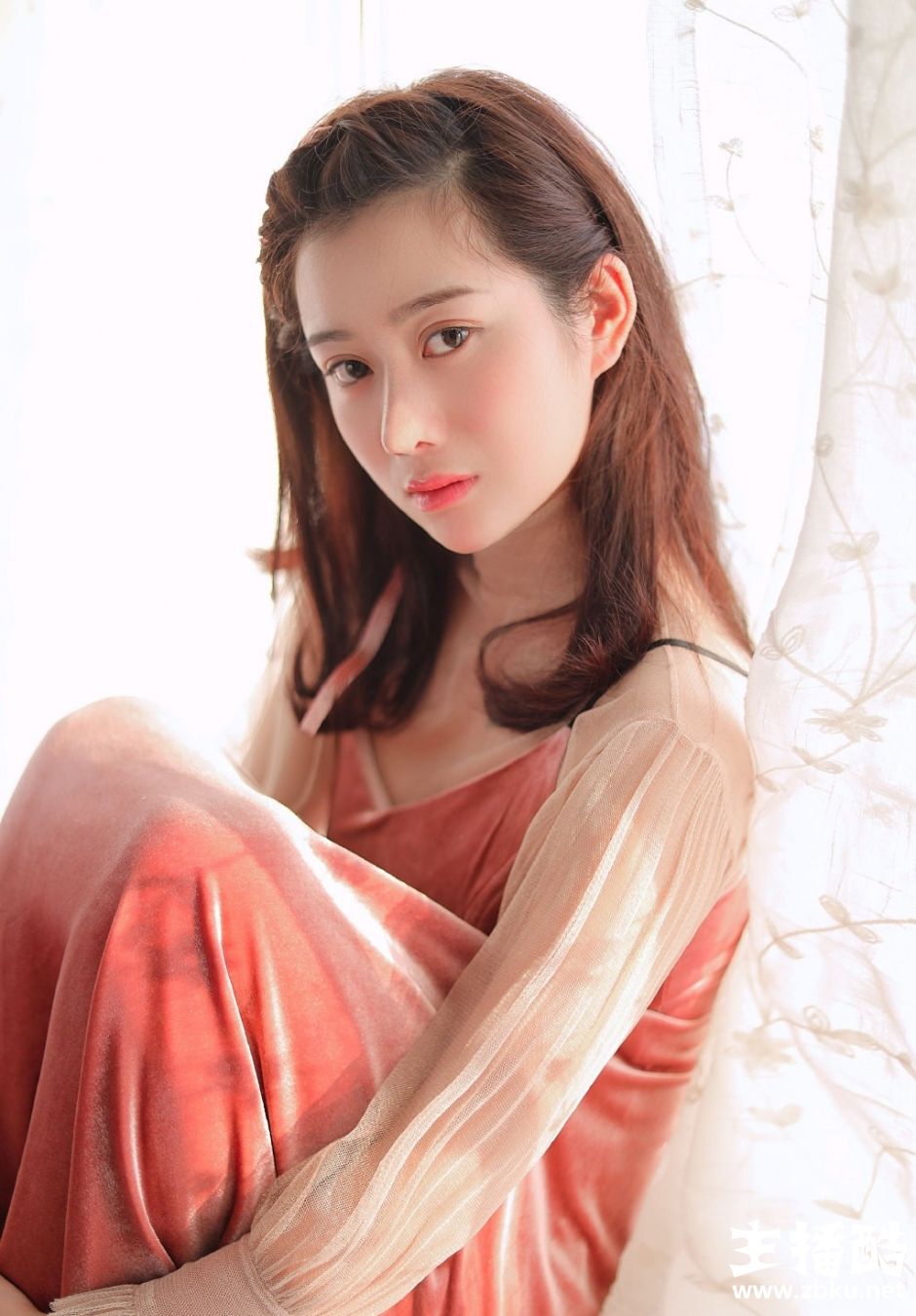 牛仔裤美女精致小脸饱满苹果饥镂空吊带衣秀天鹅颈图片