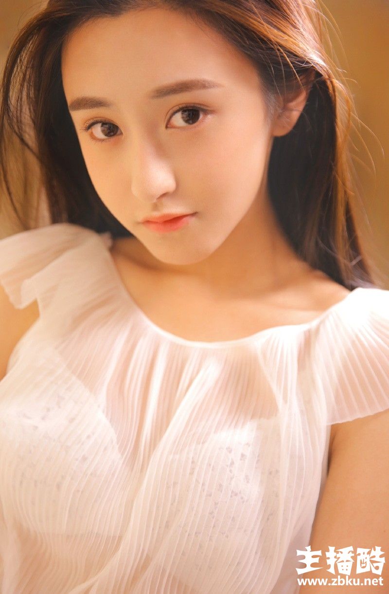 薄嘴唇杏仁眼氧气美女柔顺直发零瑕疵毛孔皮肤细腻图片