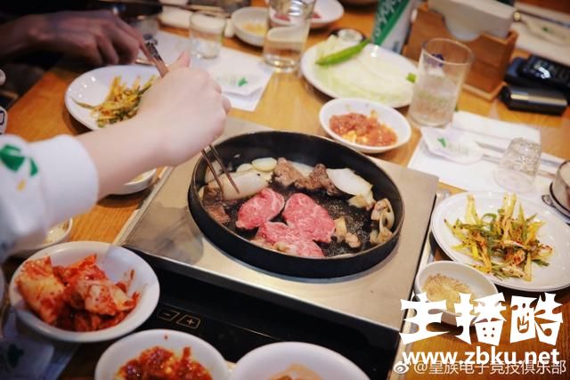 Mata兑现承诺请RNG全队吃烤肉大餐，网友：Uzi这个眼神不太对吧！