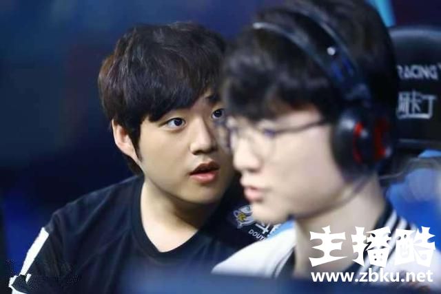 老SKT五人众再聚首，Faker穿着引发热议，网友：这也太节省了吧！