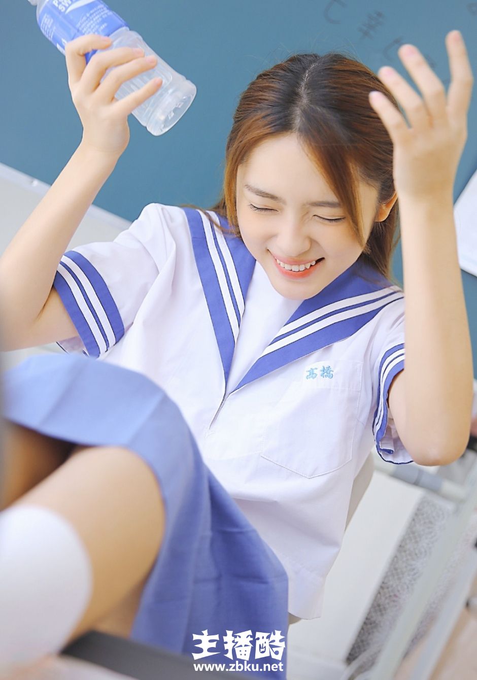 JK水手制服校花女神表情灵动气质清新教室搞怪图片