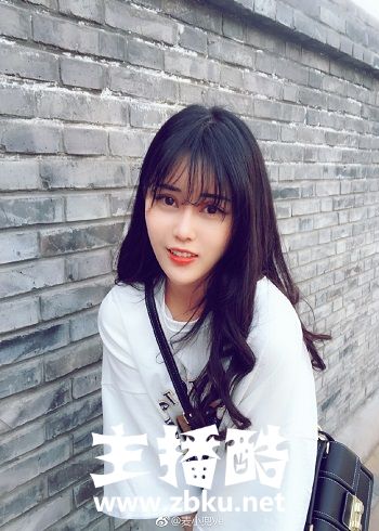 网红女歌手麦小兜