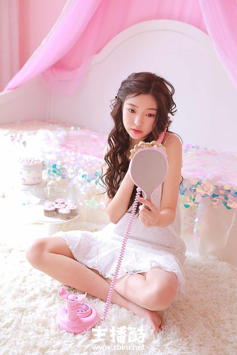 邻家兔女郎美女肉嘟嘟圆脸蕾丝波点裙露白皙香肩美腿图片