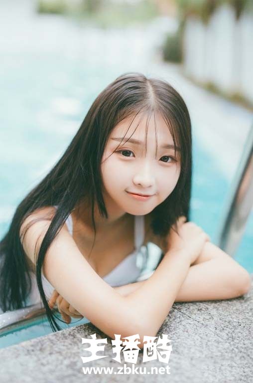 湿漉漉长发美女面容纯净白色泳衣尽显细胳膊小白腿图片