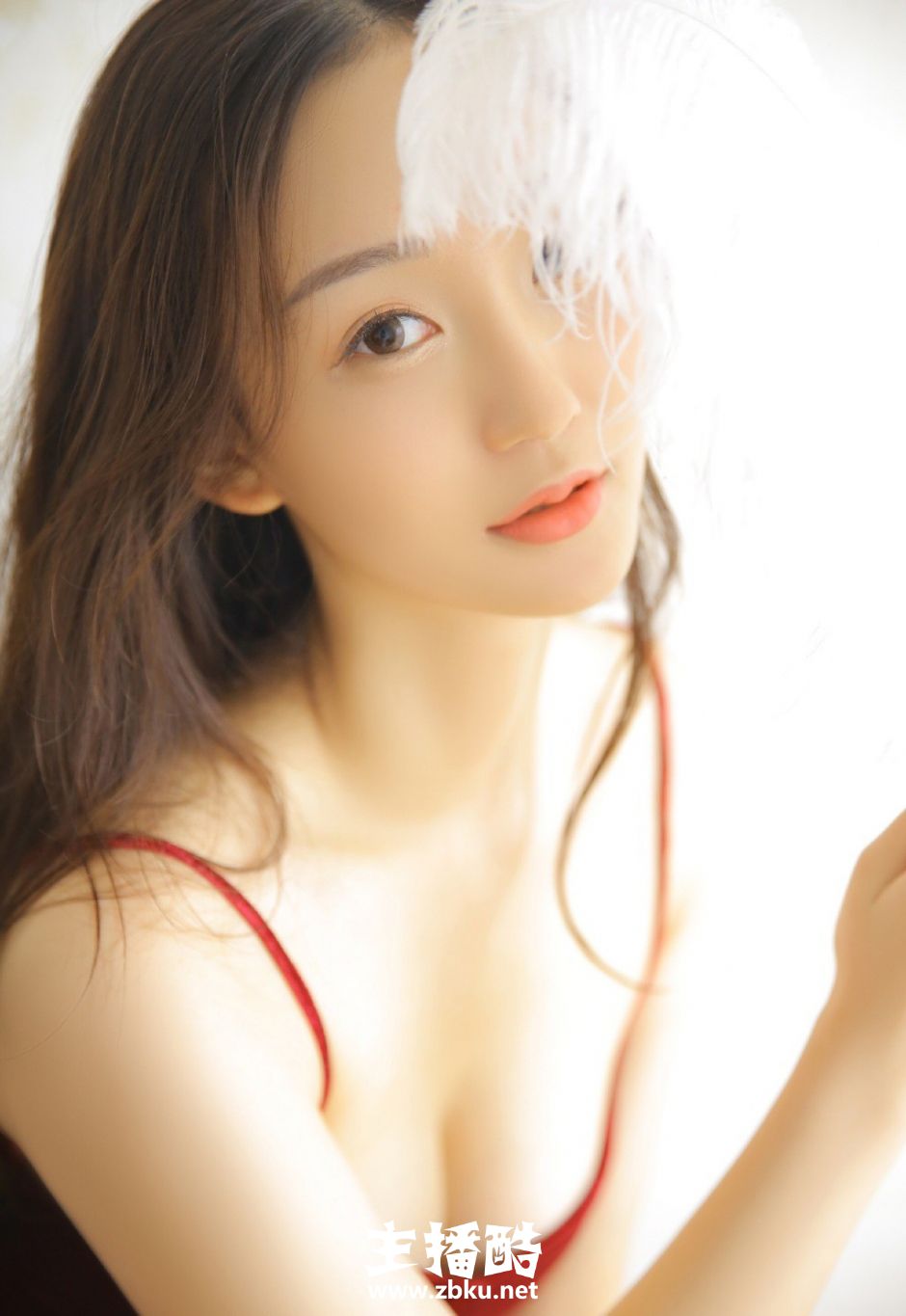 白纱蓬蓬裙美女棕色短发精致侧脸五官立体香唇微抿图片