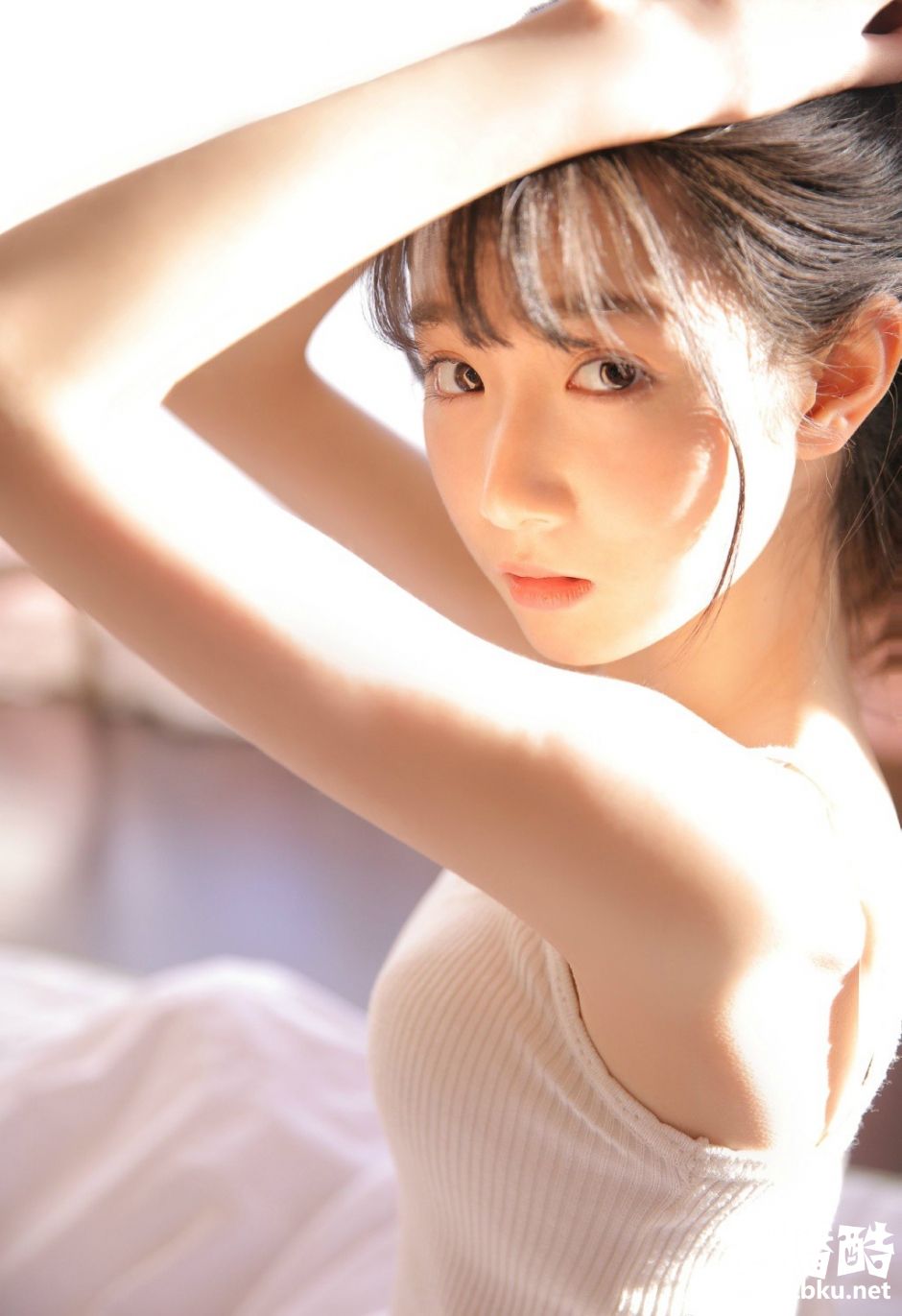 腻里靡颜高鼻梁美女不施粉黛纯素颜清新气质写真
