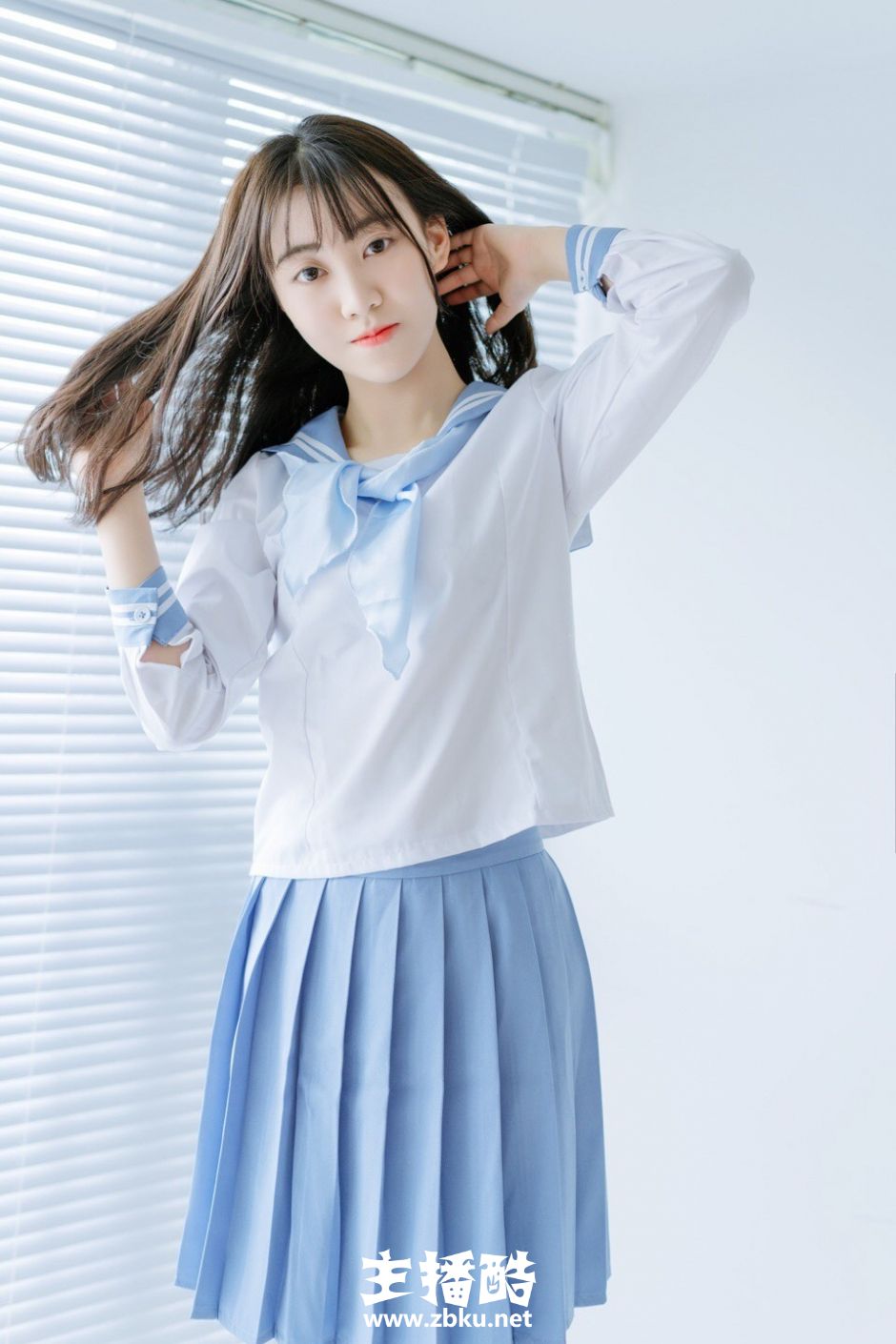 蓝色百褶裙制服美女学生唇红齿白浓密长发养眼写真图片