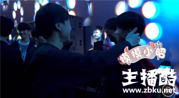 三队灵魂人物同框出现 厂长小狗后台热聊打破不和谣言