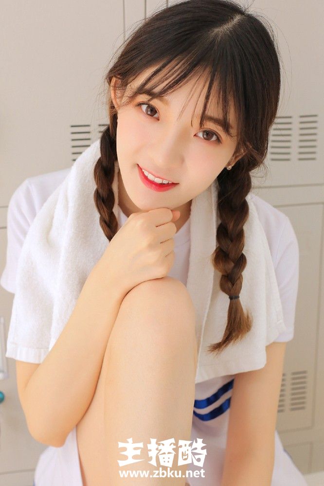 双麻花辫白色运动短裙美女粉嘟嘟椭圆脸四肢修长图片
