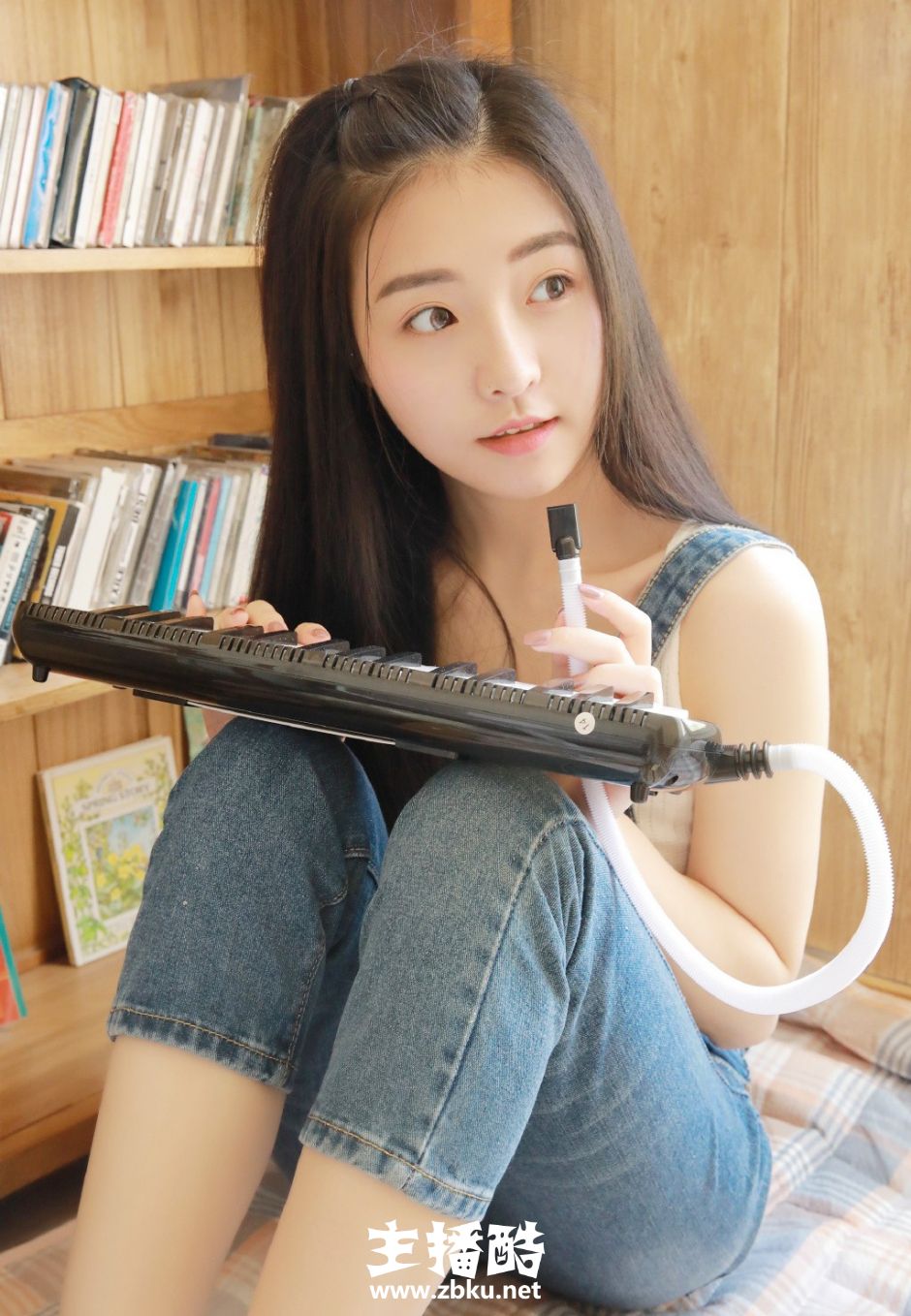 长相清纯氧气少女牛仔背带裤披头散发满脸胶原蛋白图片