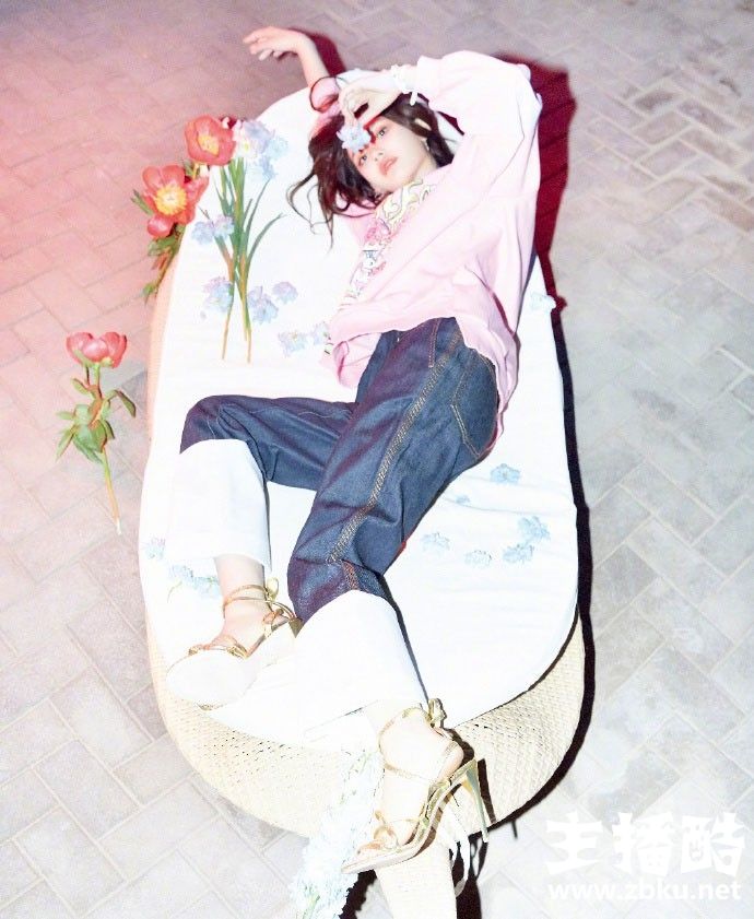 谋女郎林允俏丽脸蛋水嫩牛奶肌迷离眼神写真图片