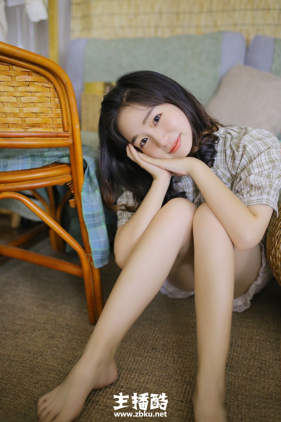 苹果头发型美眉唇红齿白托腮眨眼嘴角上扬伸展懒腰图片