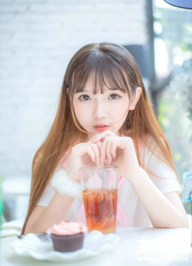 肉嘟嘟娃娃脸美女学生妹粉嫩校园制服露细胳膊小白腿图片