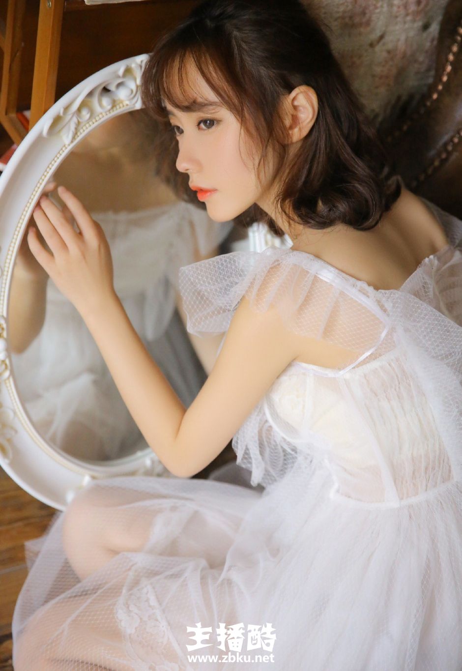 白纱蓬蓬裙美女棕色短发精致侧脸五官立体香唇微抿图片