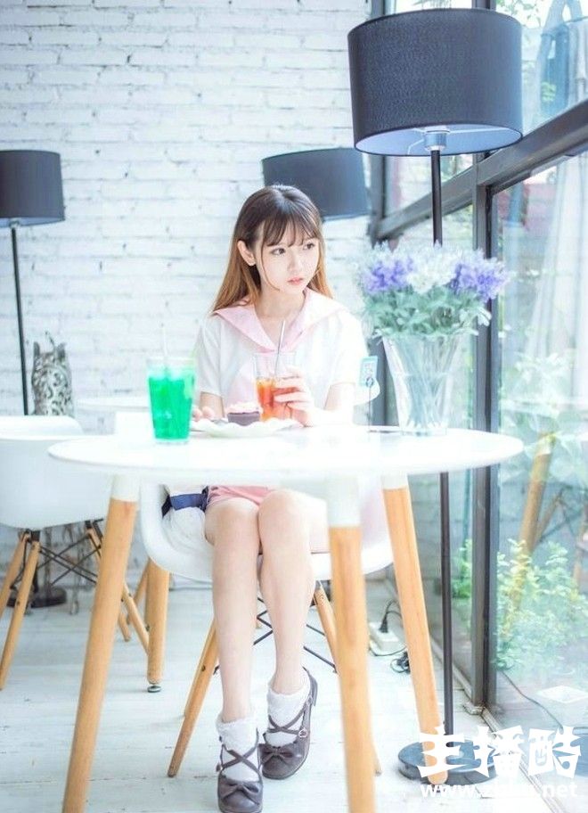 肉嘟嘟娃娃脸美女学生妹粉嫩校园制服露细胳膊小白腿图片