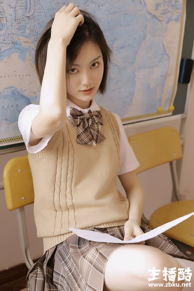 高冷学生妹清秀脸蛋学院风制服嘴唇微张眼神清冷图片