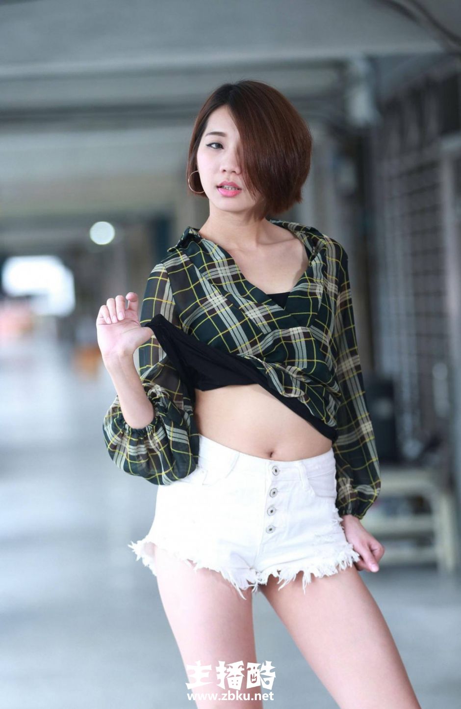 表情销魂美女透视吊带装露香肩锁骨高挑身材秀大长腿图片