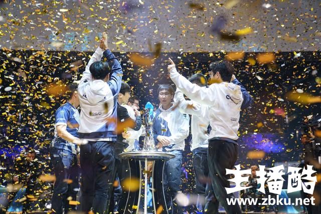 LOL：知名狗吹ADC大师兄Doublelift一觉睡醒被偷了20万美元！