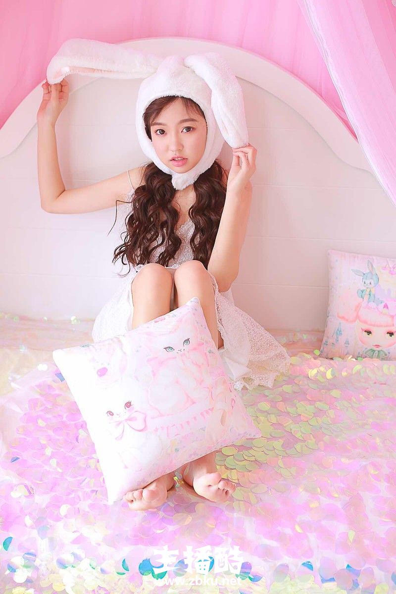 邻家兔女郎美女肉嘟嘟圆脸蕾丝波点裙露白皙香肩美腿图片