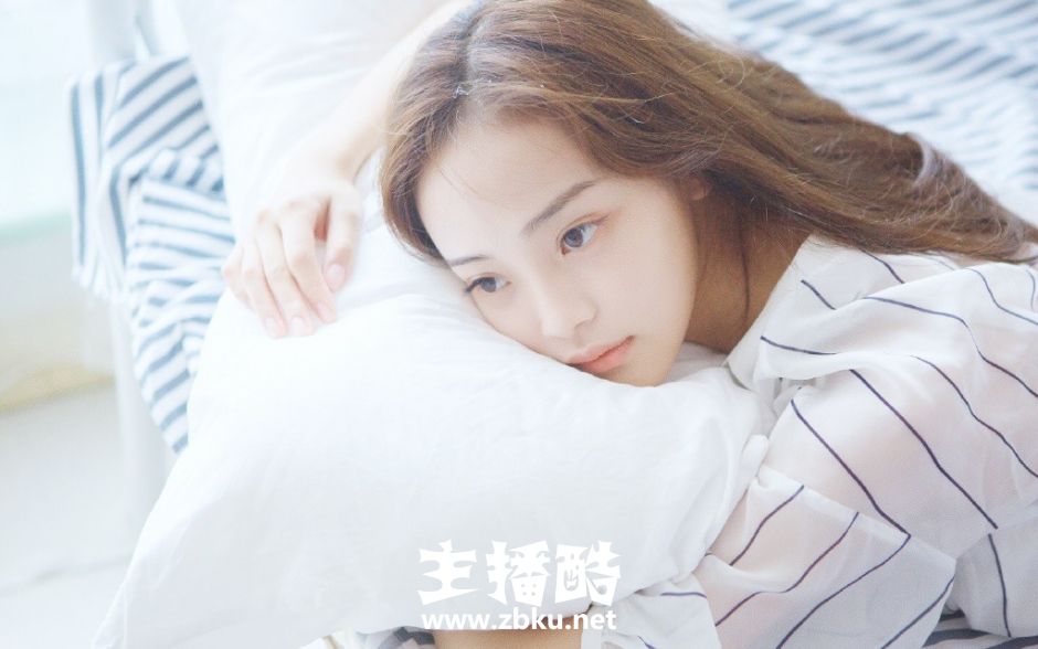 床上牛奶肌白衬衣美女睡眼惺忪慵懒躺姿发丝凌乱图片