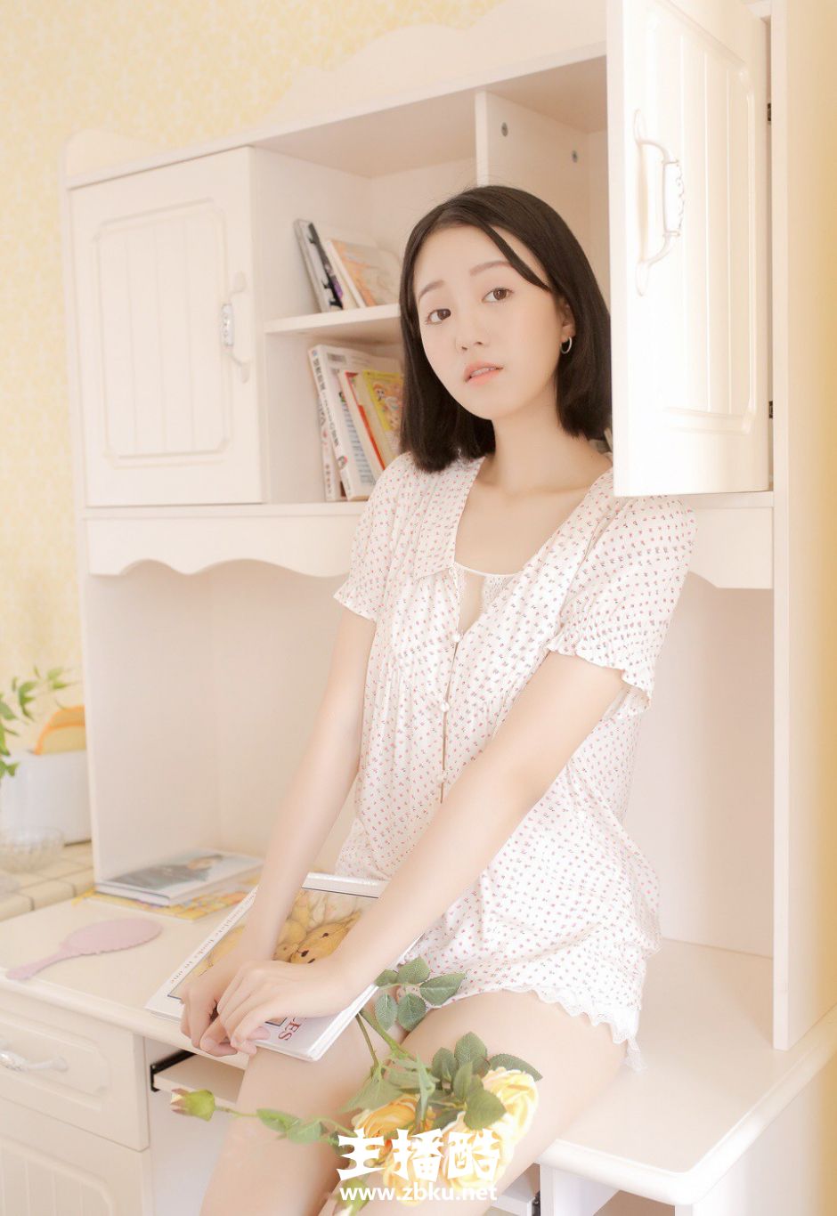 温柔气质少女纯净面容碎花衣搭短裤皮肤白到发光图片