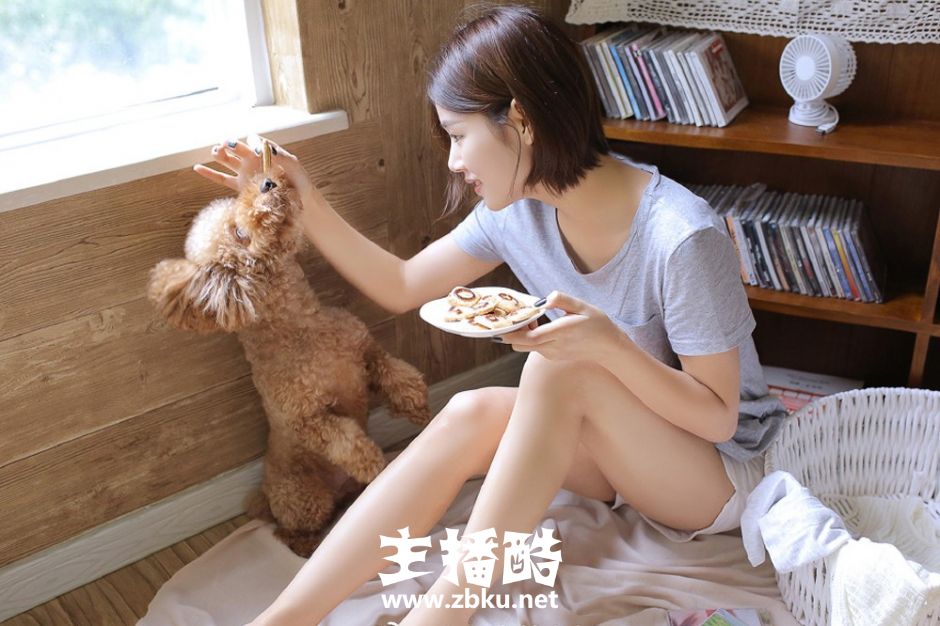 雪白牛奶肌美女齐耳短发气质温柔小巧五官居家撸狗图片