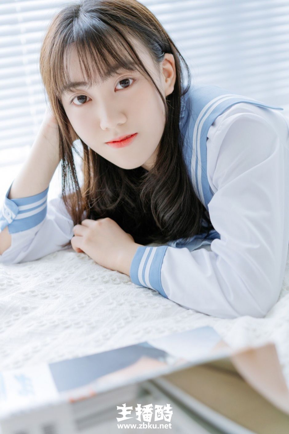 蓝色百褶裙制服美女学生唇红齿白浓密长发养眼写真图片