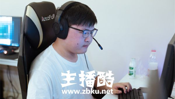 UZI沉迷排位无法自拔 上单对阵The Shy打得有来有回