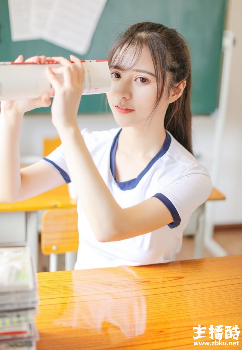 冲天马尾辫元气美女身材高挑休闲运动服秀纤细筷子腿图片