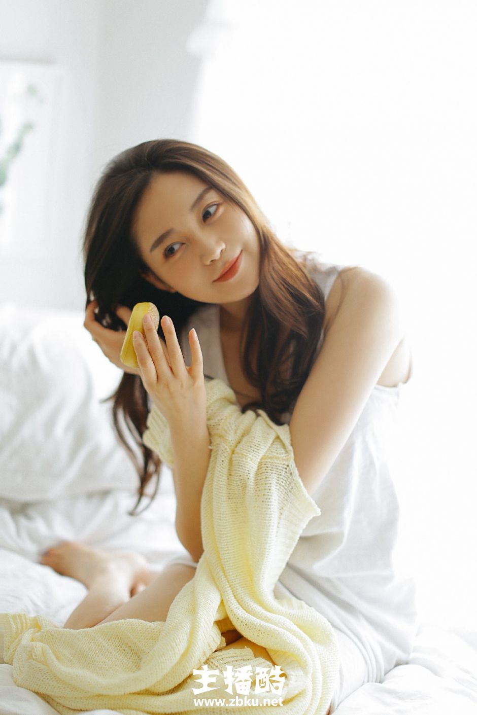 身姿柔软美女眉眼精致背心睡裙展纤细四肢床上慵懒图片