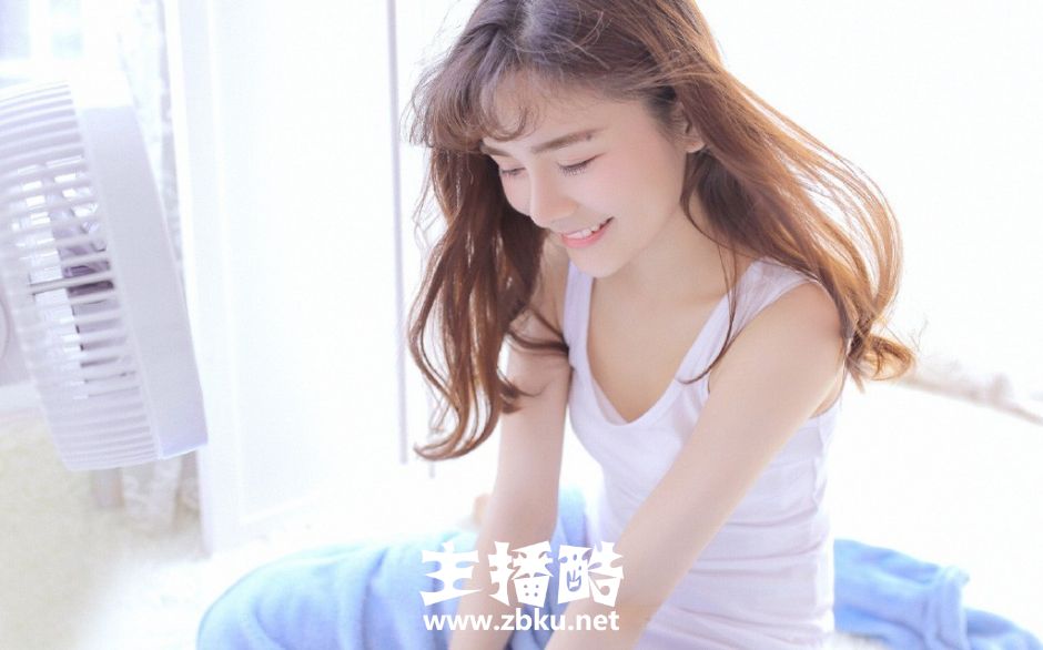早安美少女棕色小卷毛皮肤白里透红床上舒展手脚图片