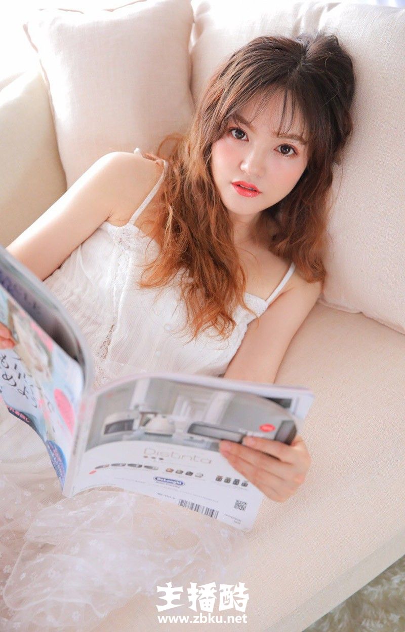 脸颊绯红沙发美女御姐薄纱披身露光滑牛奶肌姿势撩人图片