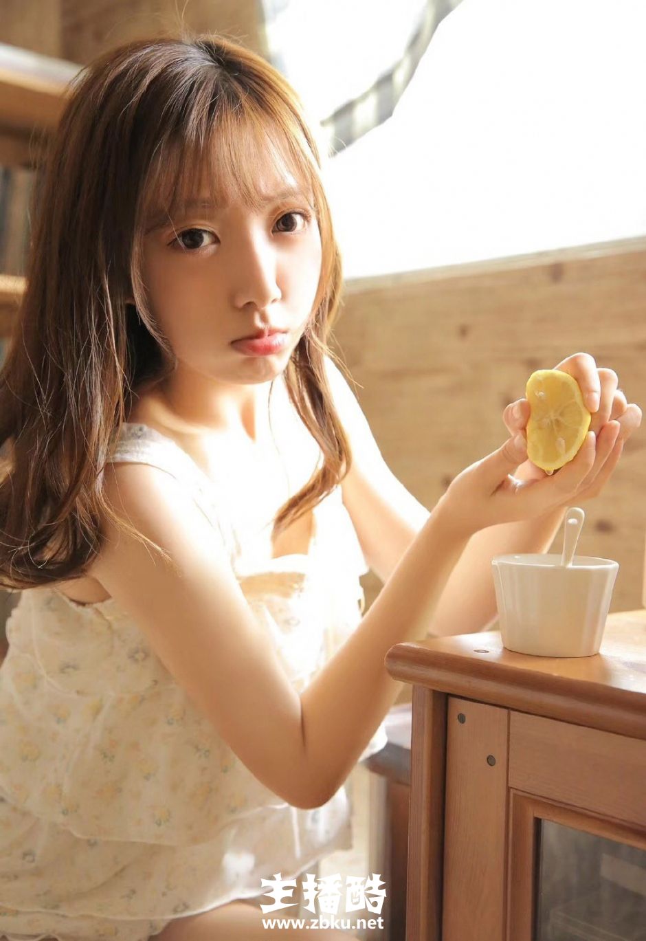 圆鼓鼓大眼美女萝莉童颜美貌碎花衣搭短裤露牛奶肌图片