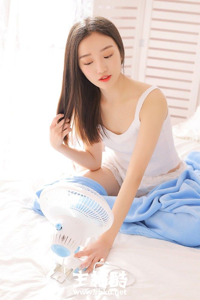 柔顺直发居家美眉粉扑扑鹅蛋脸皮肤白到发光床上图片