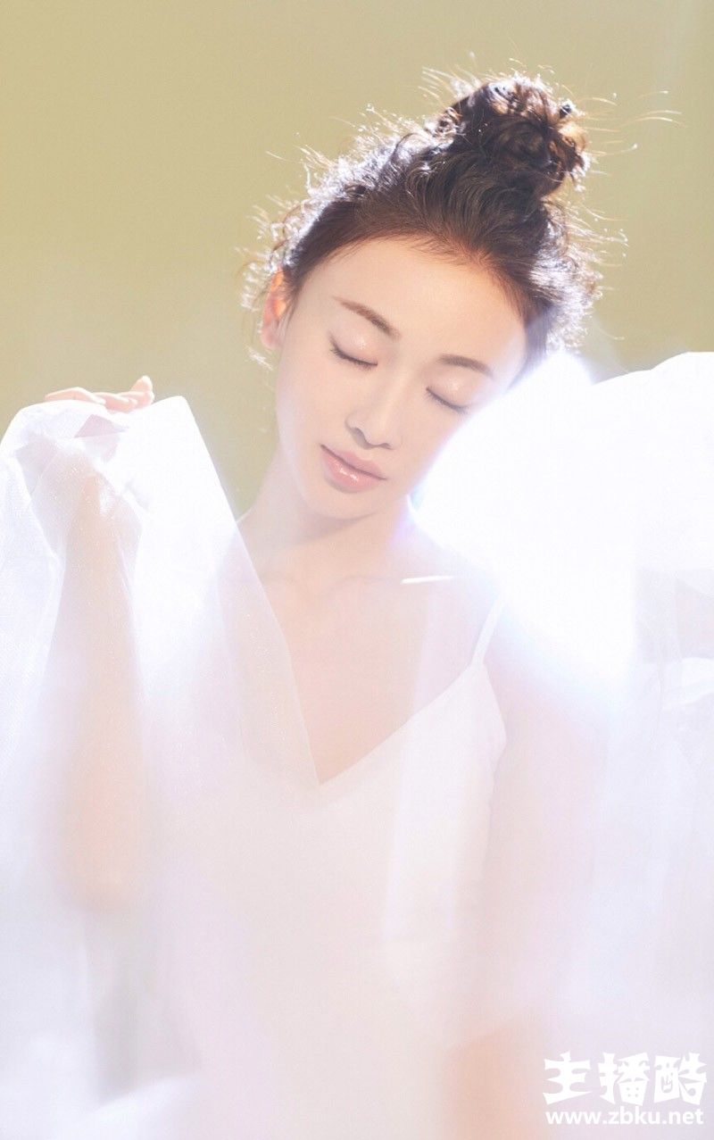 魏姐吴谨言吊带白纱裙大秀香肩锁骨柔软身姿写真图片