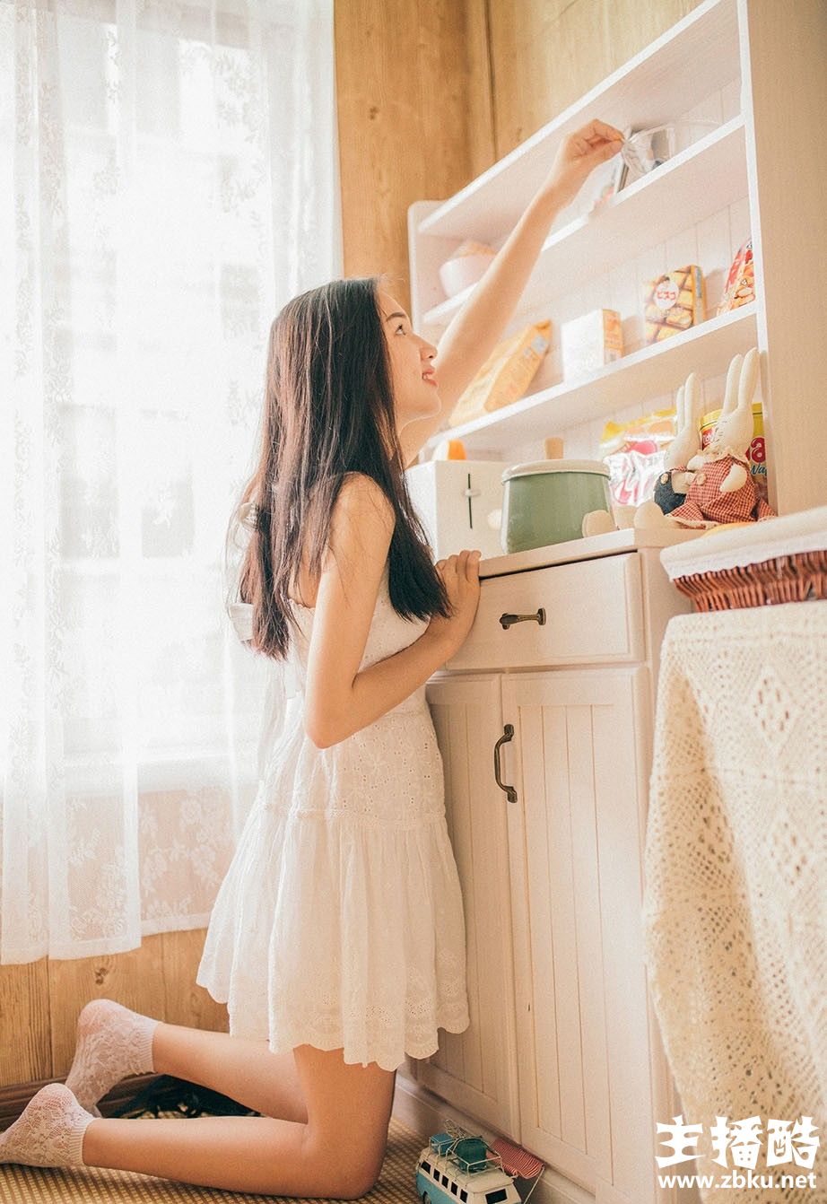 日本美女及腰长发吊带长裙白嫩美乳唯美丝足大胆图片