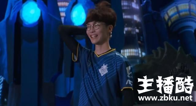 当RNG抽中G2时，G2选手瞬间自闭，锅老师这个表情太真实了
