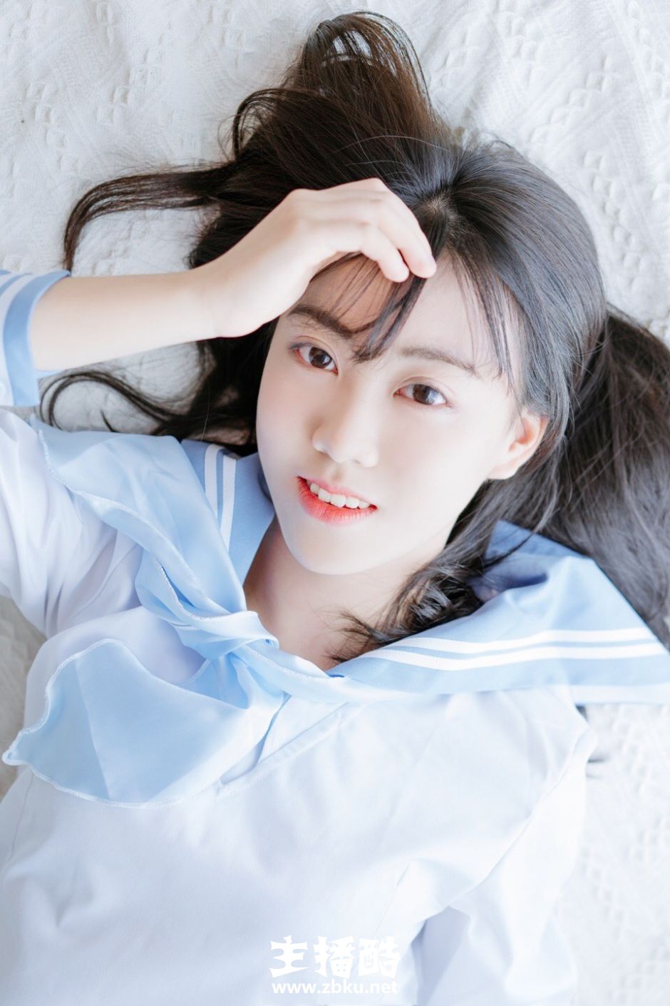 蓝色百褶裙制服美女学生唇红齿白浓密长发养眼写真图片
