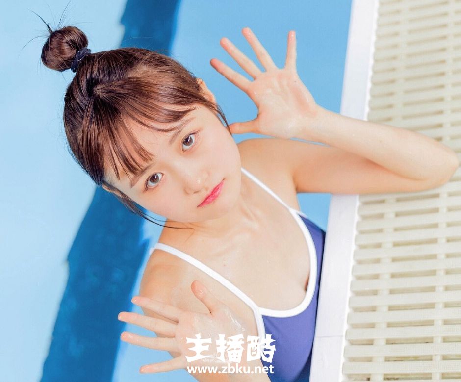 丸子头泳衣美女笑容满面清瘦身材湿身大秀牛奶肌图片