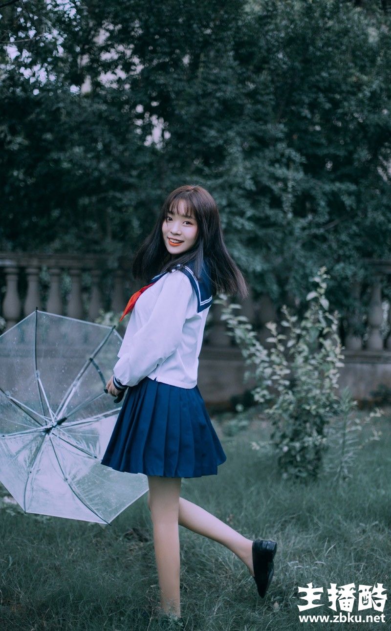 林中撑伞女学生水手制服身姿娇小长发飘飘面色红润图片