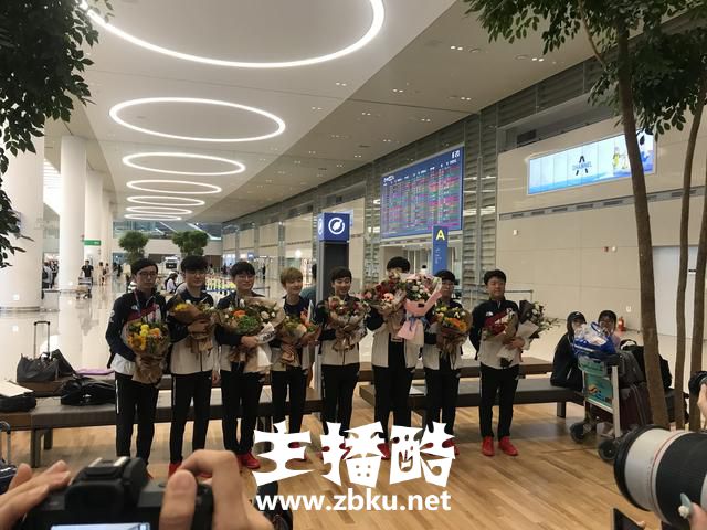 LOL：韩国队喜提亚军！Ruler回国开始自闭 疯狂挡脸回避镜头！