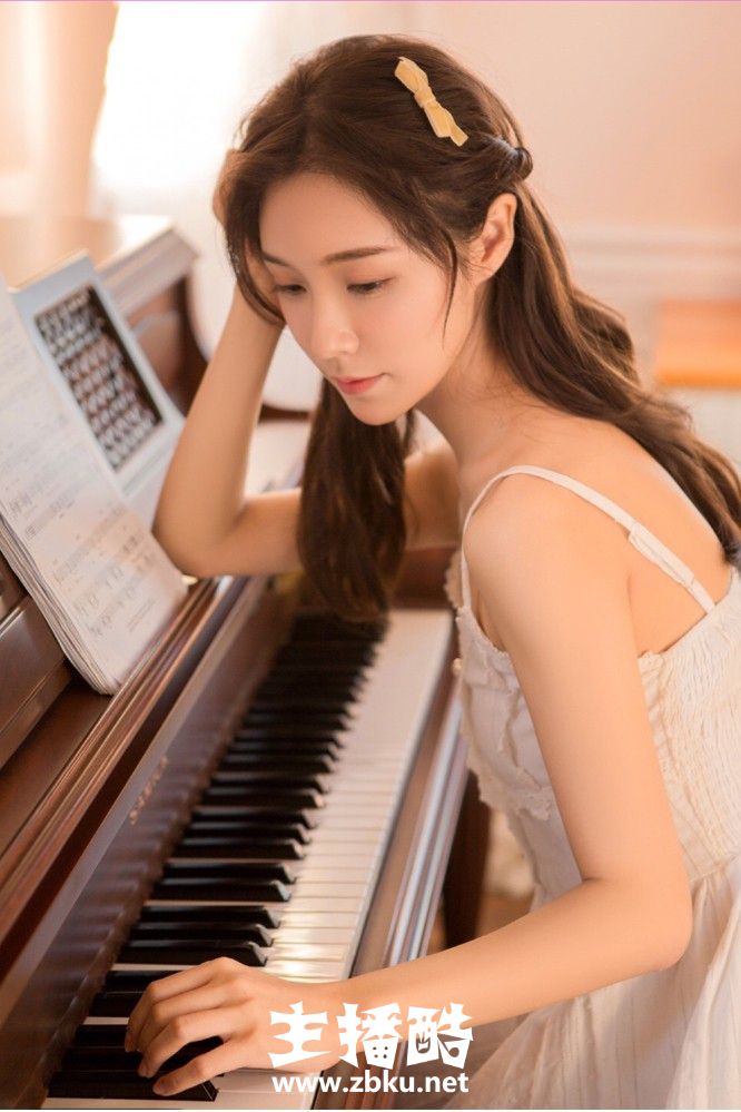优雅气质美女一袭白裙仙气十足美丽侧脸微微一笑图片
