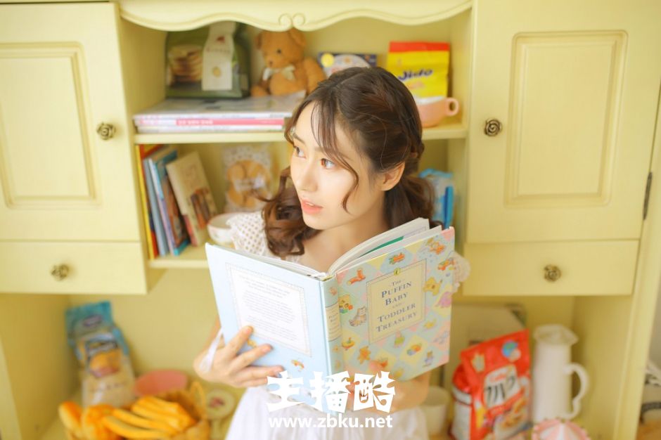小卷发美女纯白长裙端庄气质白瓷肌肤吹弹可破图片