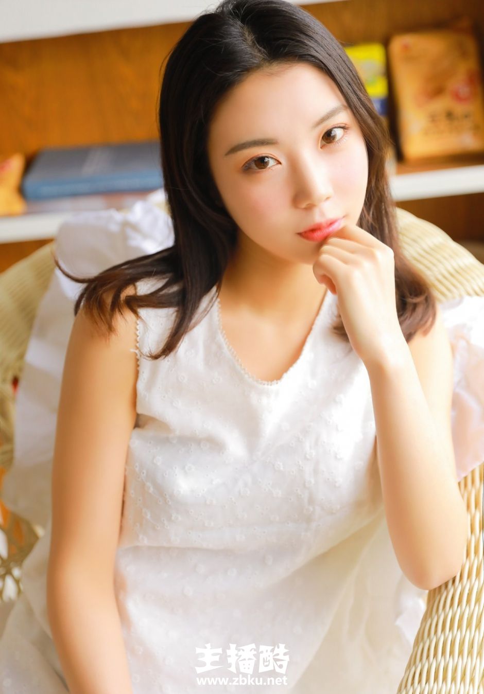 面颊绯红长发美女单手托脸白色连衣裙秀少女身材图片
