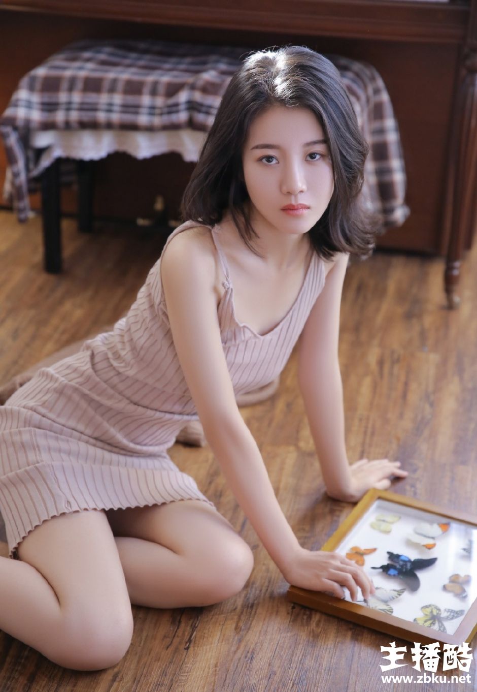 针织吊带衫身形修长美女大眼迷离气质忧郁躺姿慵懒图片